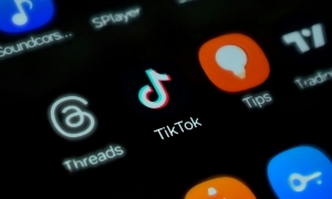 TikTok tiếp tục phổ biến bất chấp sự giám sát của các cơ quan quản lý. Nguồn Unsplash