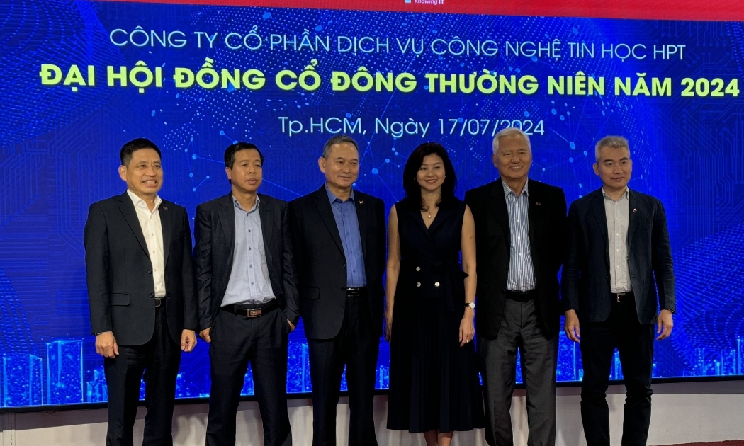 Hội đồng quản trị và Ban lãnh đạo Công ty Cổ phần Dịch vụ Công nghệ Tin học HPT tại buổi họp đại hội đồng cổ đông ngày 17/7.