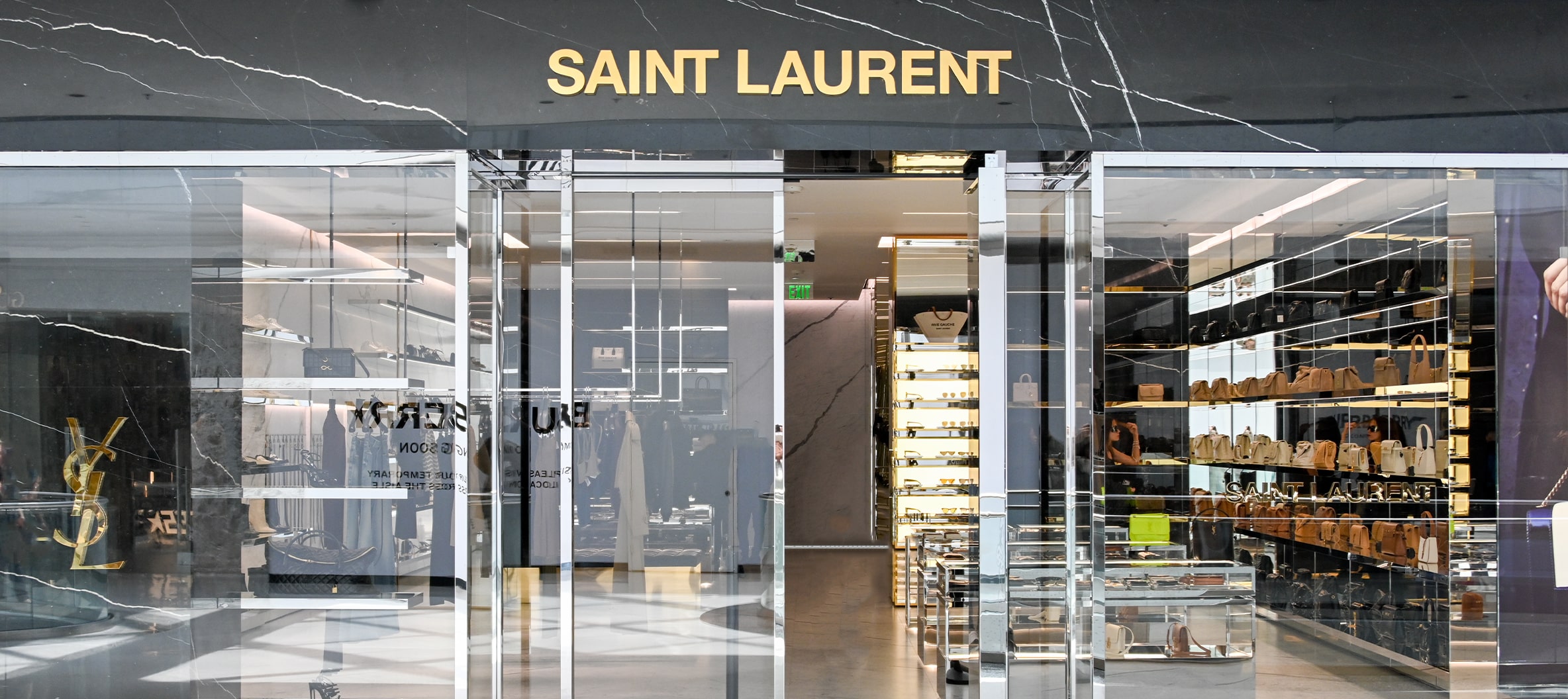 Thương hiệu thời trang xa xỉ Saint Laurent đã giảm giá hai trong số những chiếc túi được yêu thích nhất của hãng.