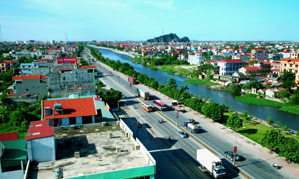 Phong cảnh thành phố Ninh Bình nơi sông Vân chảy qua. 