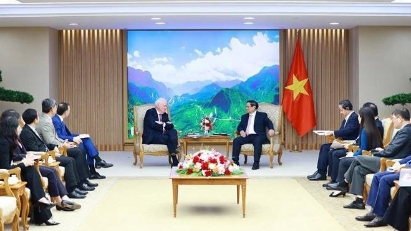 Prime Minister receives experts of Fulbright University Vietnam