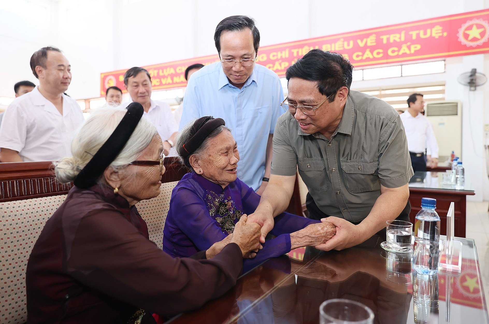 Thủ tướng Chính phủ thăm, tặng quà Bà mẹ Việt Nam anh hùng tại Trung tâm Điều dưỡng người có công Ninh Bình năm 2023. Ảnh: MOLISA.