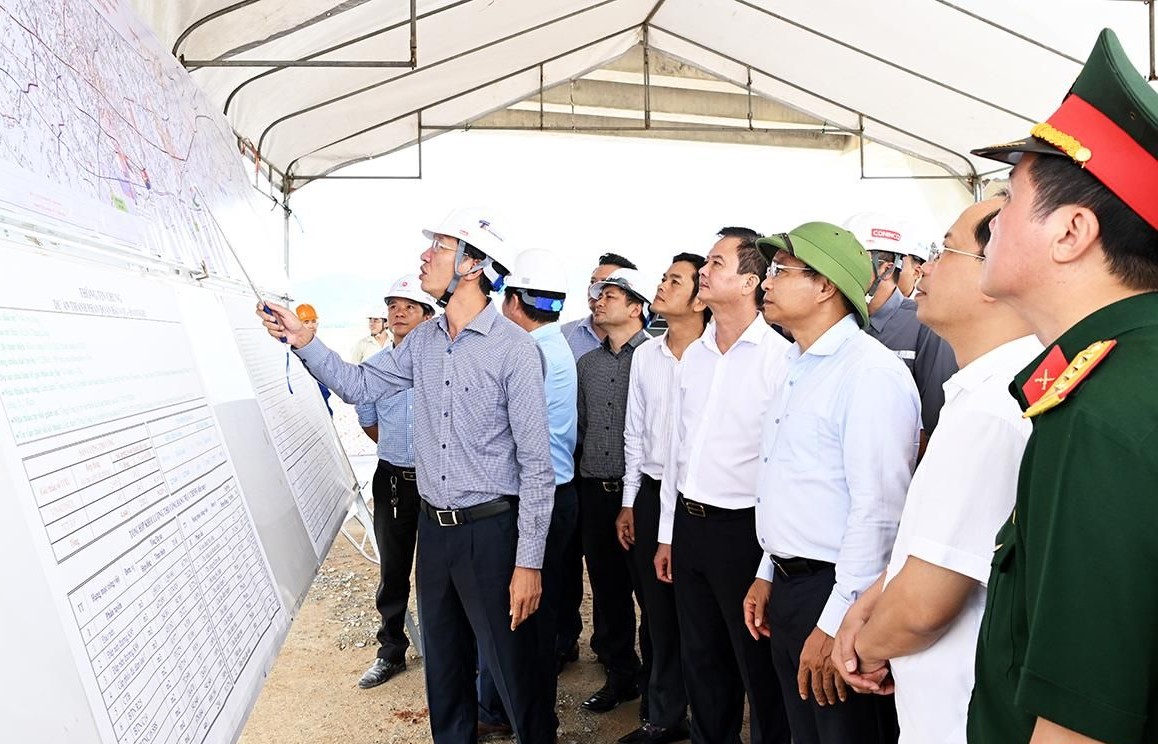 Đại diện Ban quản lý dự án Thăng Long báo cáo tiến độ triển khai dự án với Bộ trưởng Bộ Giao thông Vận tải Nguyễn Văn Thắng và đoàn công tác. Ảnh Dương 