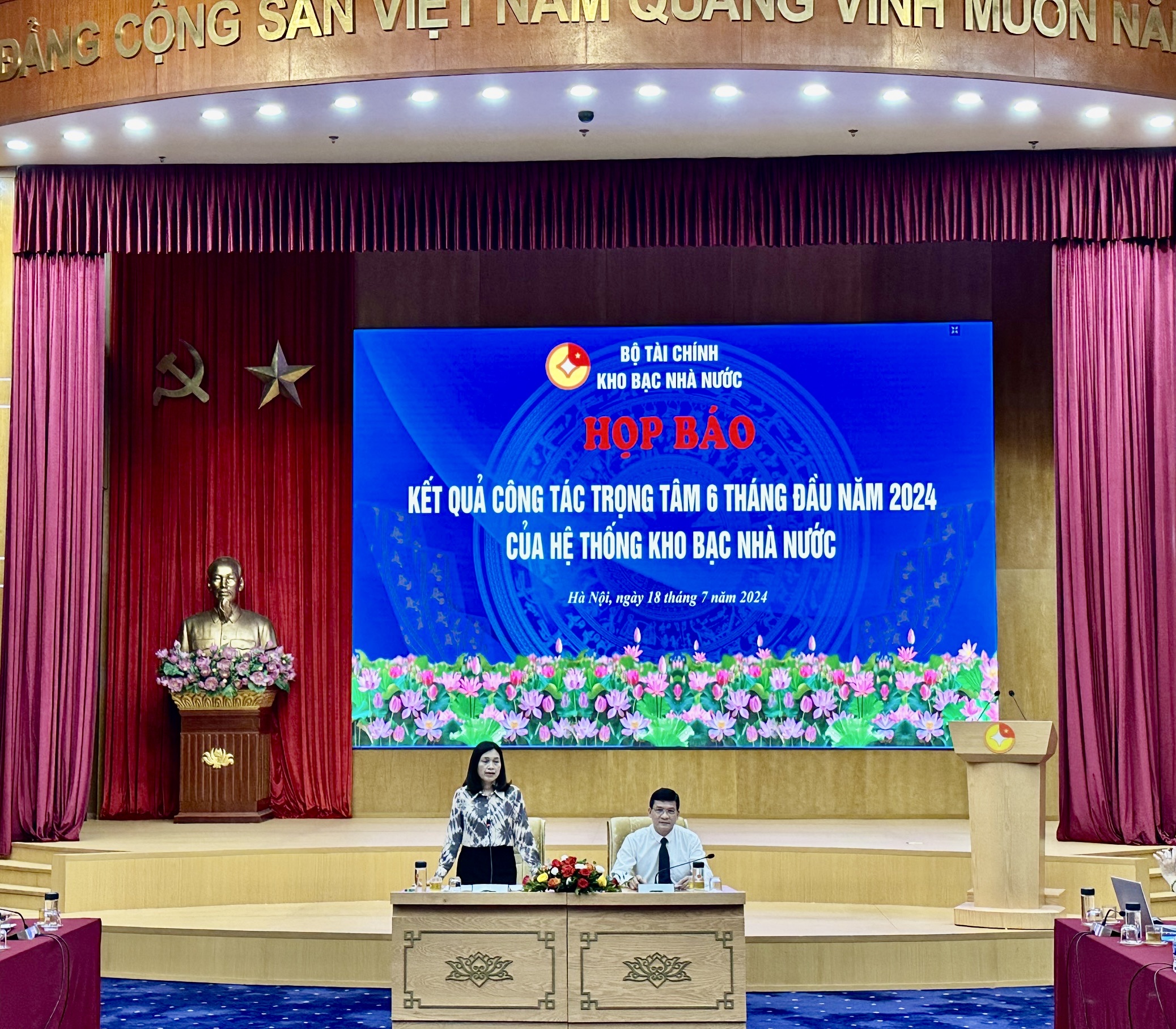 L&atilde;nh đạo Kho bạc Nh&agrave; nước chủ tr&igrave; buổi họp b&aacute;o.