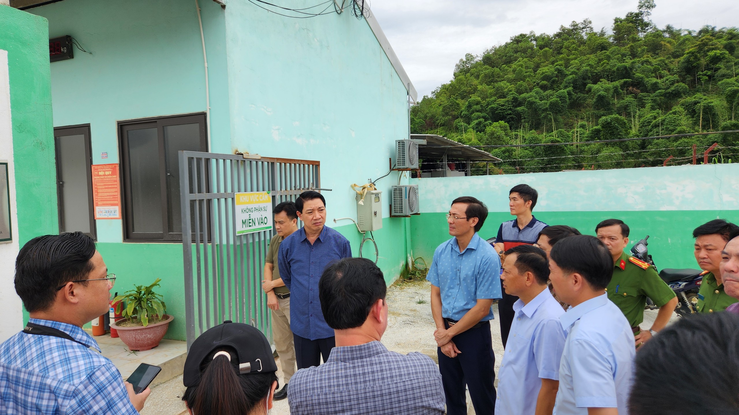 Ông Lê Đức Giang, Phó Chủ tịch UBND tỉnh Thanh Hóa kiểm tra trại chăn nuôi lợn của Công ty Agri-Vina.