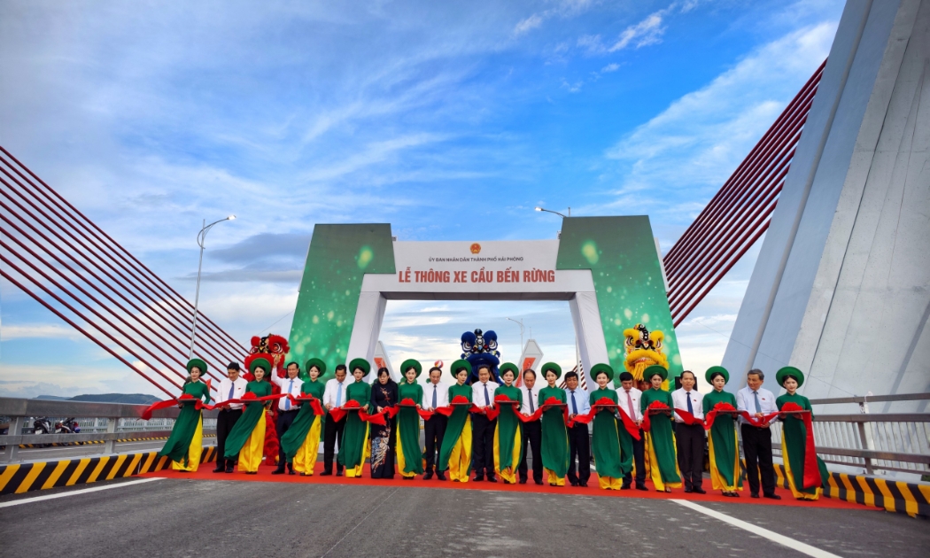 Ông Trần Thanh Mẫn, Chủ tịch Quốc hội cũng lãnh đạo hai địa phương Hải Phòng - Quảng Ninh cắt băng khánh thành cầu Bến Rừng