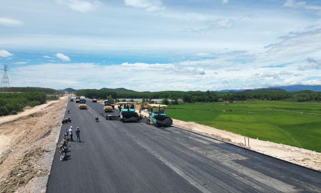 Dự án cao tốc Vạn Ninh - Cam Lộ hiện đạt gần 49% tiến độ, cơ bản đáp ứng yêu cầu của Bộ Giao thông Vận tải. Ảnh Báo Giao thông