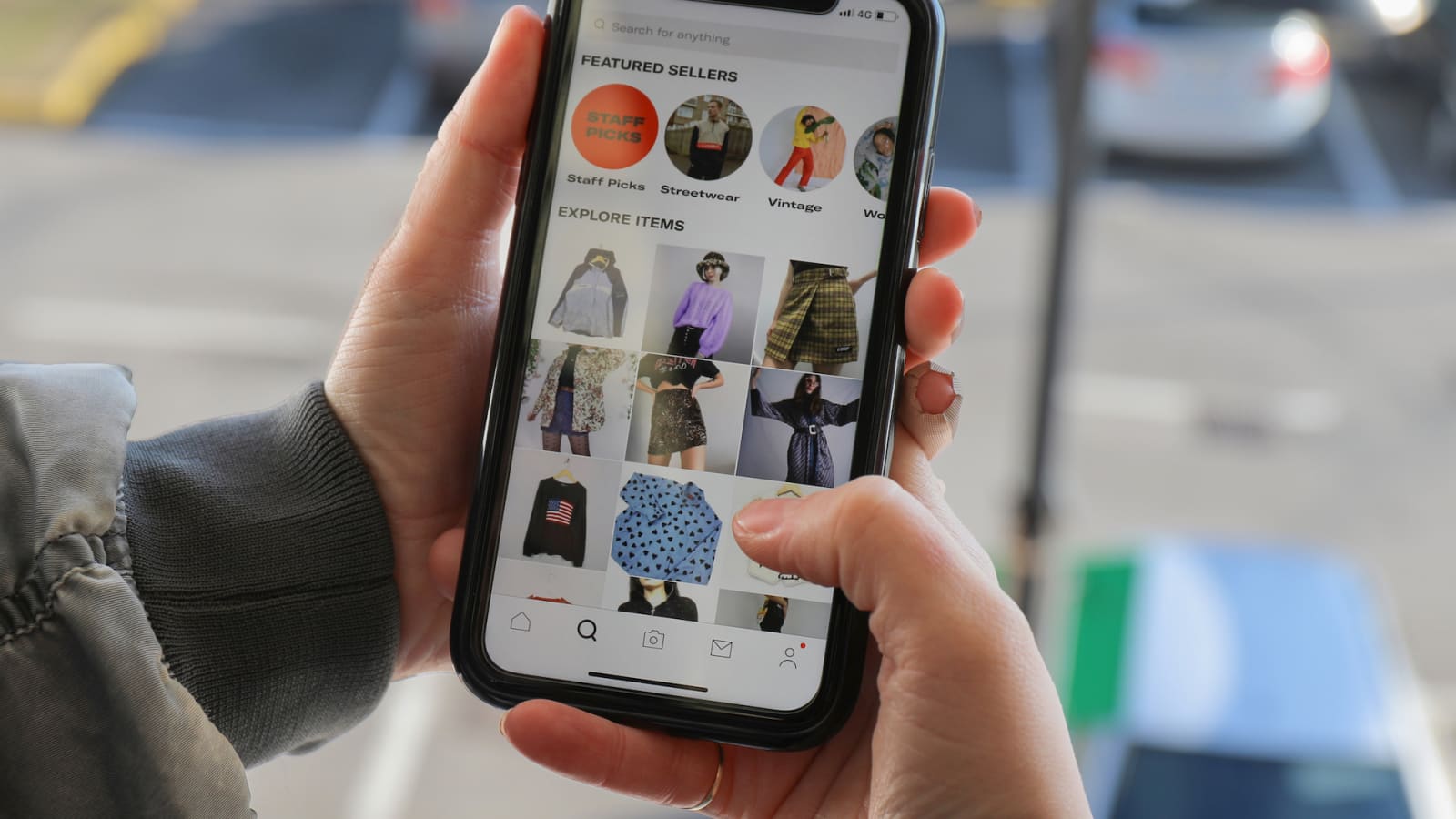 Depop là nền tảng bán lại yêu thích của Gen-Z. Với hơn 30 triệu người dùng, ở đây không thiếu những món hàng secondhand với giá cực kỳ cạnh tranh.