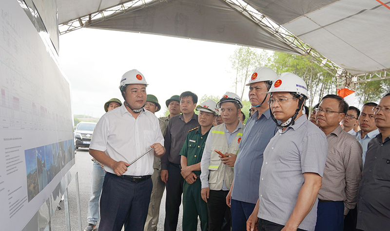 Bộ trưởng Bộ Giao thông Vận Nguyễn Văn Thắng nghe báo cáo tiến độ triển khai dự án thành phần Vạn Ninh-Cam Lộ. Ảnh A. Tuấn