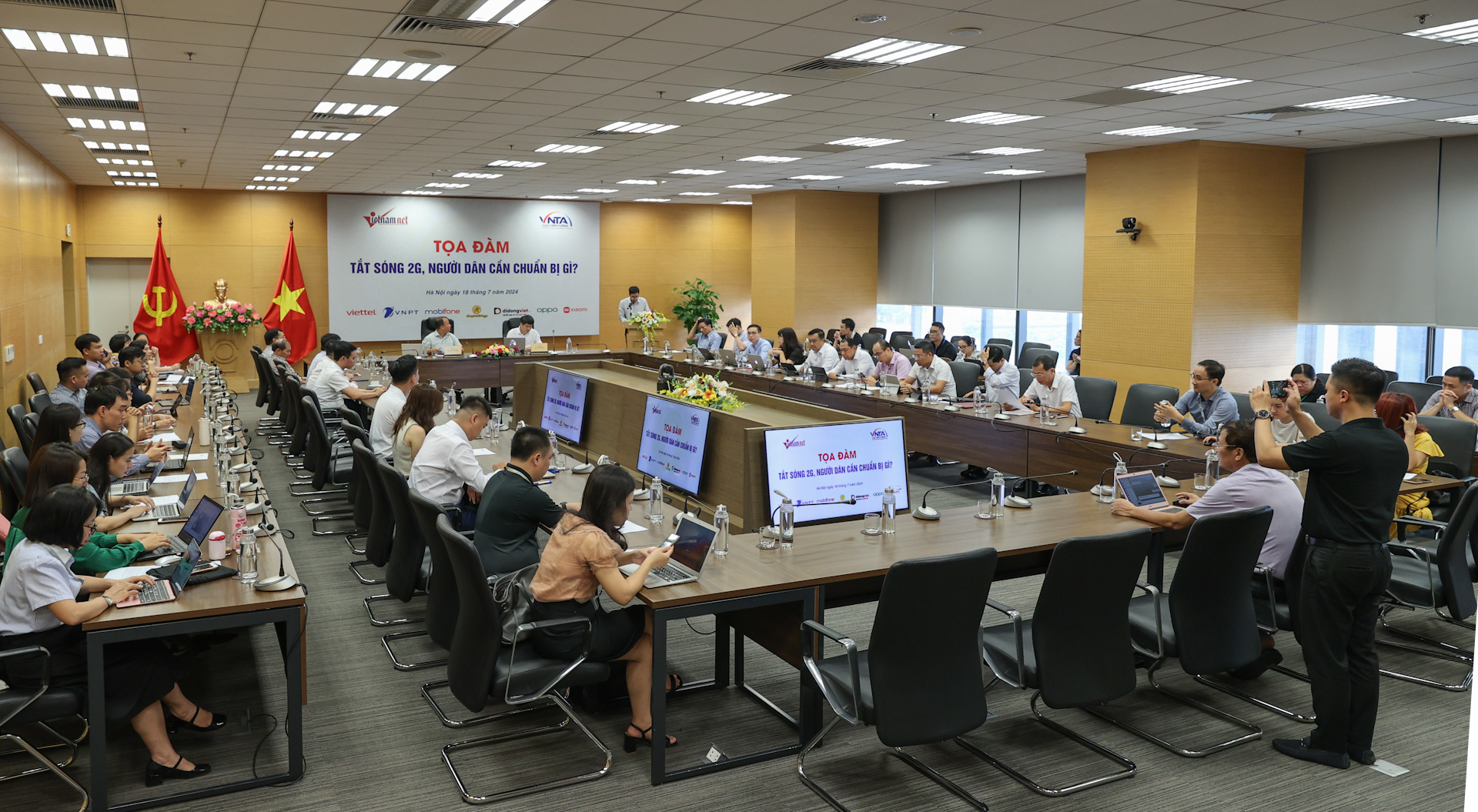Tọa đàm “Tắt sóng 2G, người dân cần chuẩn bị gì?”