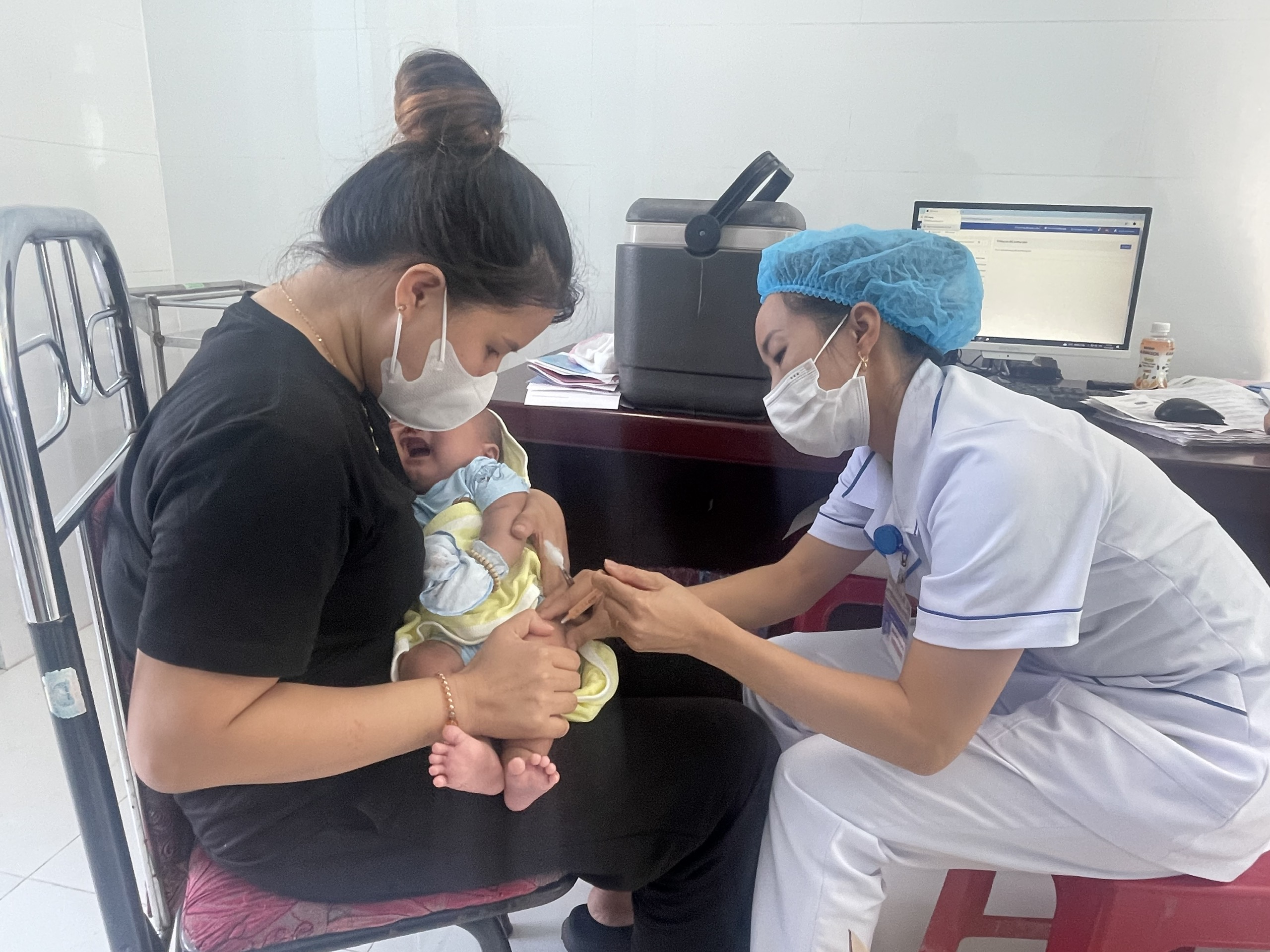 Tiêm chủng vaccine phòng bệnh bạch hầu cho trẻ. Ảnh: Bộ Y tế.