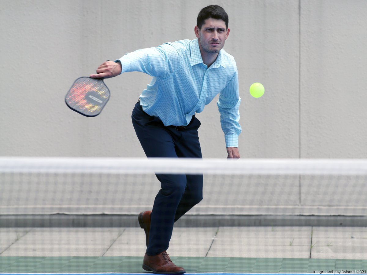 Nhân viên Andrew Snavely của WaFd trả bóng cho đối thủ ở trung tâm thành phố Seattle trong giải đấu pickleball của công ty.