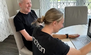 Ông Mark trong một buổi làm việc với nhân viên Synchron.