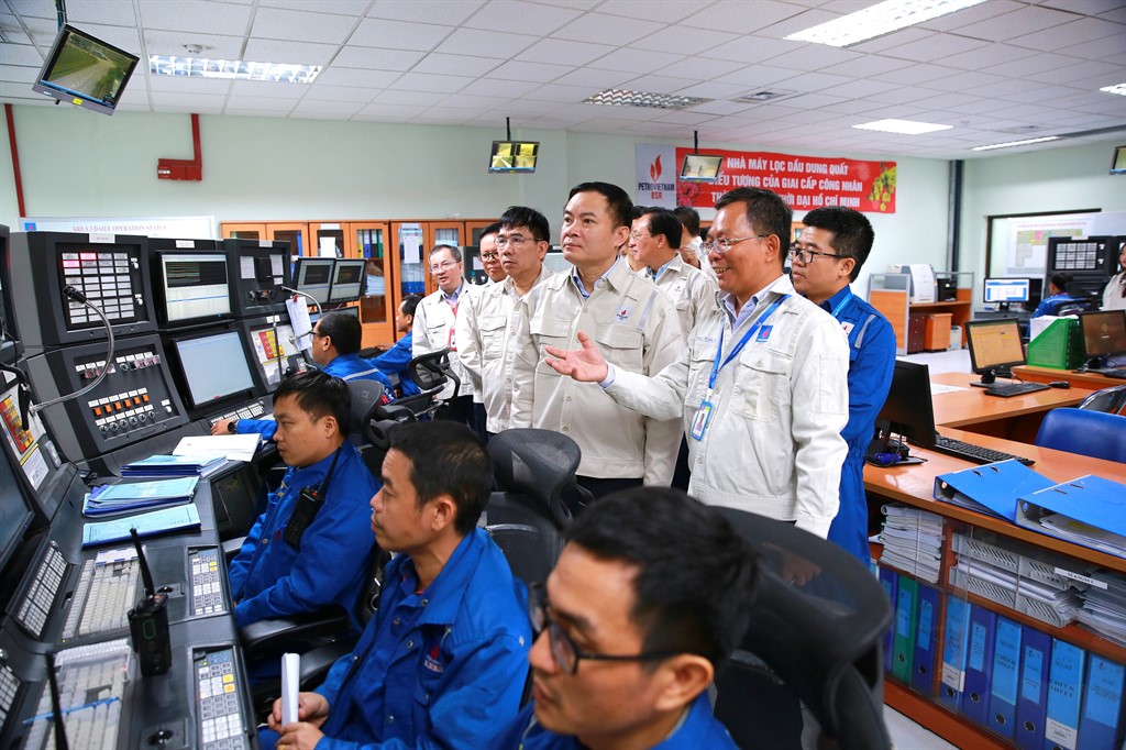 Tổng giám đốc Petrovietnam Lê Ngọc Sơn và đoàn công tác thăm, kiểm tra công tác vận hành NMLD Dung Quất tại Phòng Điều khiển Trung tâm.