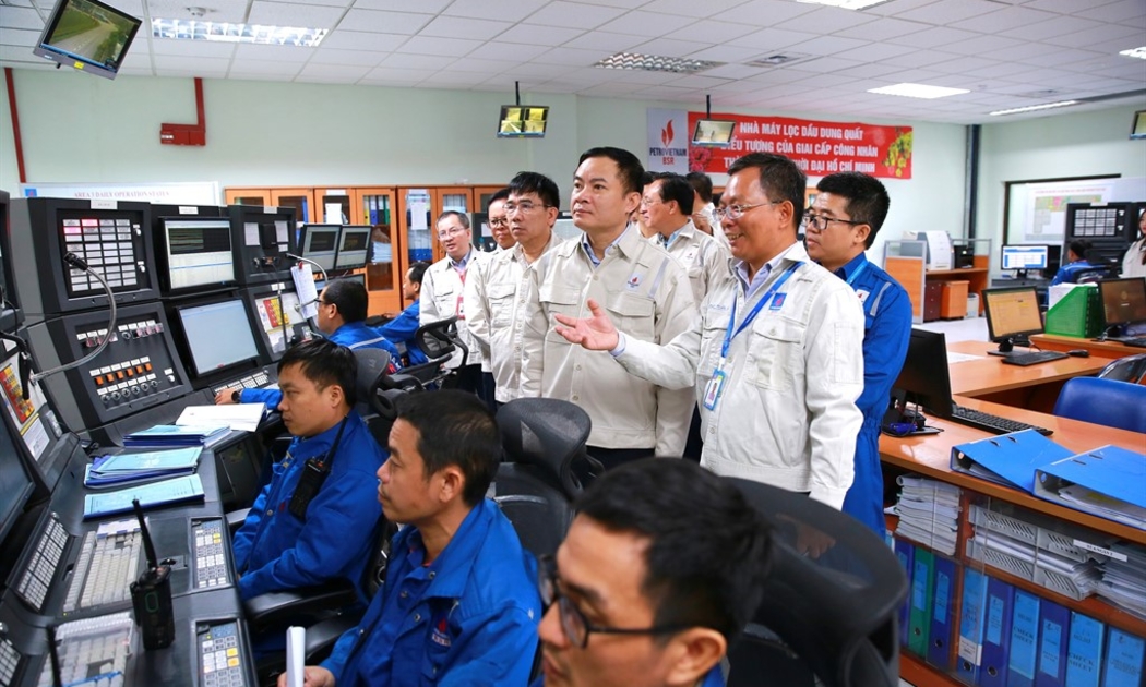 Tổng giám đốc Petrovietnam Lê Ngọc Sơn và đoàn công tác thăm, kiểm tra công tác vận hành NMLD Dung Quất tại Phòng Điều khiển Trung tâm.