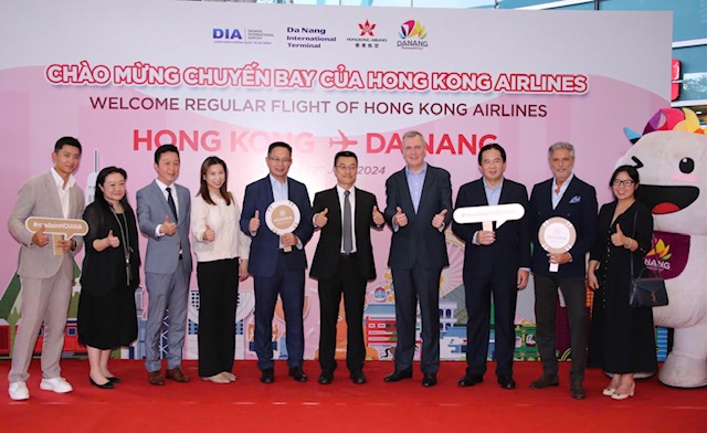 L&atilde;nh đạo ng&agrave;nh Du lịch Đ&agrave; Nẵng v&agrave; c&aacute;c đơn vị ng&agrave;nh H&agrave;ng kh&ocirc;ng ch&agrave;o đ&oacute;n du kh&aacute;ch đến từ Hồng C&ocirc;ng (trung Quốc) tr&ecirc;n chuyến bay mang k&yacute; hiệu HX548.