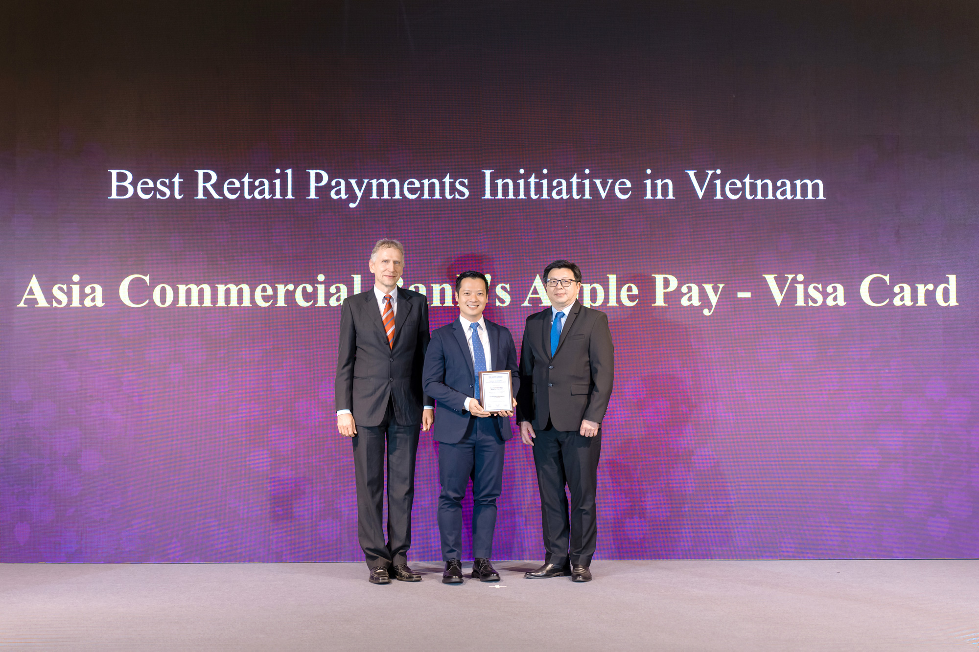 &Ocirc;ng Nguyễn T&acirc;m Khoa, Ph&oacute; Gi&aacute;m đốc Khối Kh&aacute;ch h&agrave;ng c&aacute; nh&acirc;n, Gi&aacute;m đốc Trung t&acirc;m ph&aacute;t triển giải ph&aacute;p thanh to&aacute;n ACB (giữa) nhận giải thưởng.