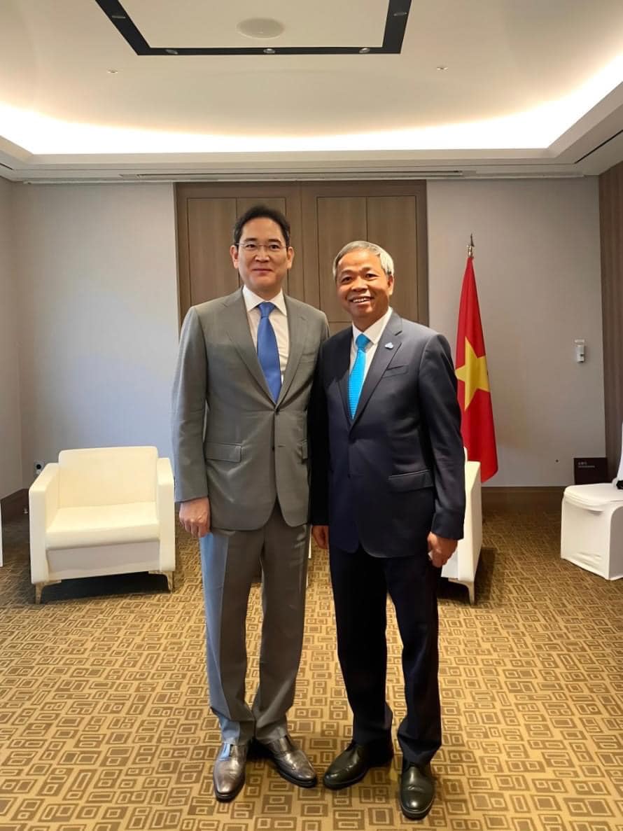Ông Nguyễn Trung Chính - Chủ tịch điều hành Tập đoàn công nghệ CMC (phải) cùng ông Lee Jae Yong - Chủ tịch Tập đoàn Samsung trong chuyến thăm Hàn Quốc của Thủ tướng Phạm Minh Chính