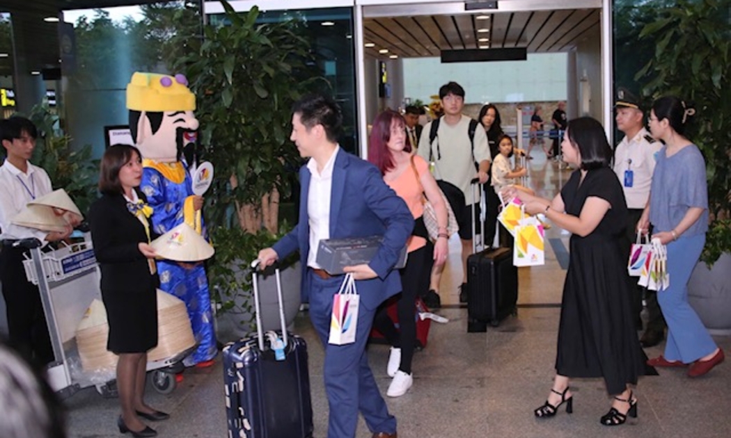 Những hành khách trên chuyến bay mang ký hiệu HX548, do Hong Kong Airlines khai thác đã hạ cánh tại Sân bay quốc tế Đà Nẵng. Ảnh Ngô Anh Văn