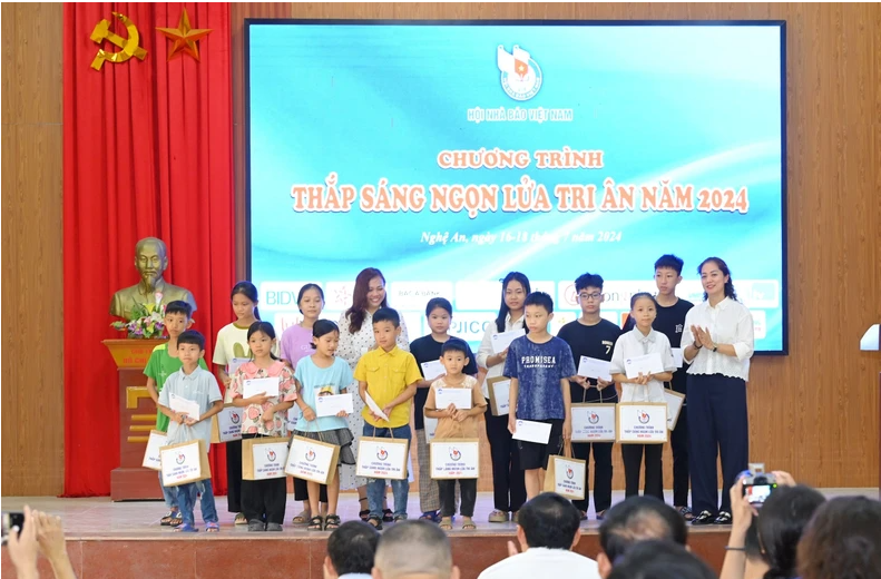 Trung tâm Văn hóa báo chí, Hội Nhà báo Việt Nam và đại diện nhà tài trợ trao quà cho học sinh nghèo vượt khó.