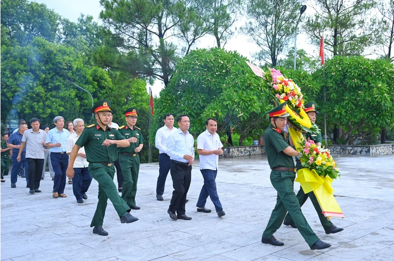 Đoàn công tác của Hội Nhà báo Việt Nam dâng hương, dâng hoa tưởng nhớ các anh hùng liệt sĩ tại Nghĩa trang Liệt sĩ huyện Nghi Lộc.