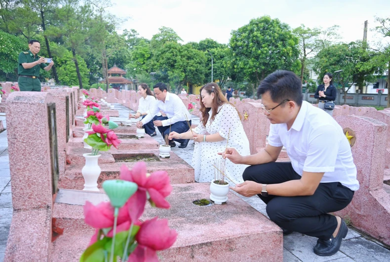 Các đại biểu thắp hương tưởng nhớ công ơn các anh hùng liệt sĩ.