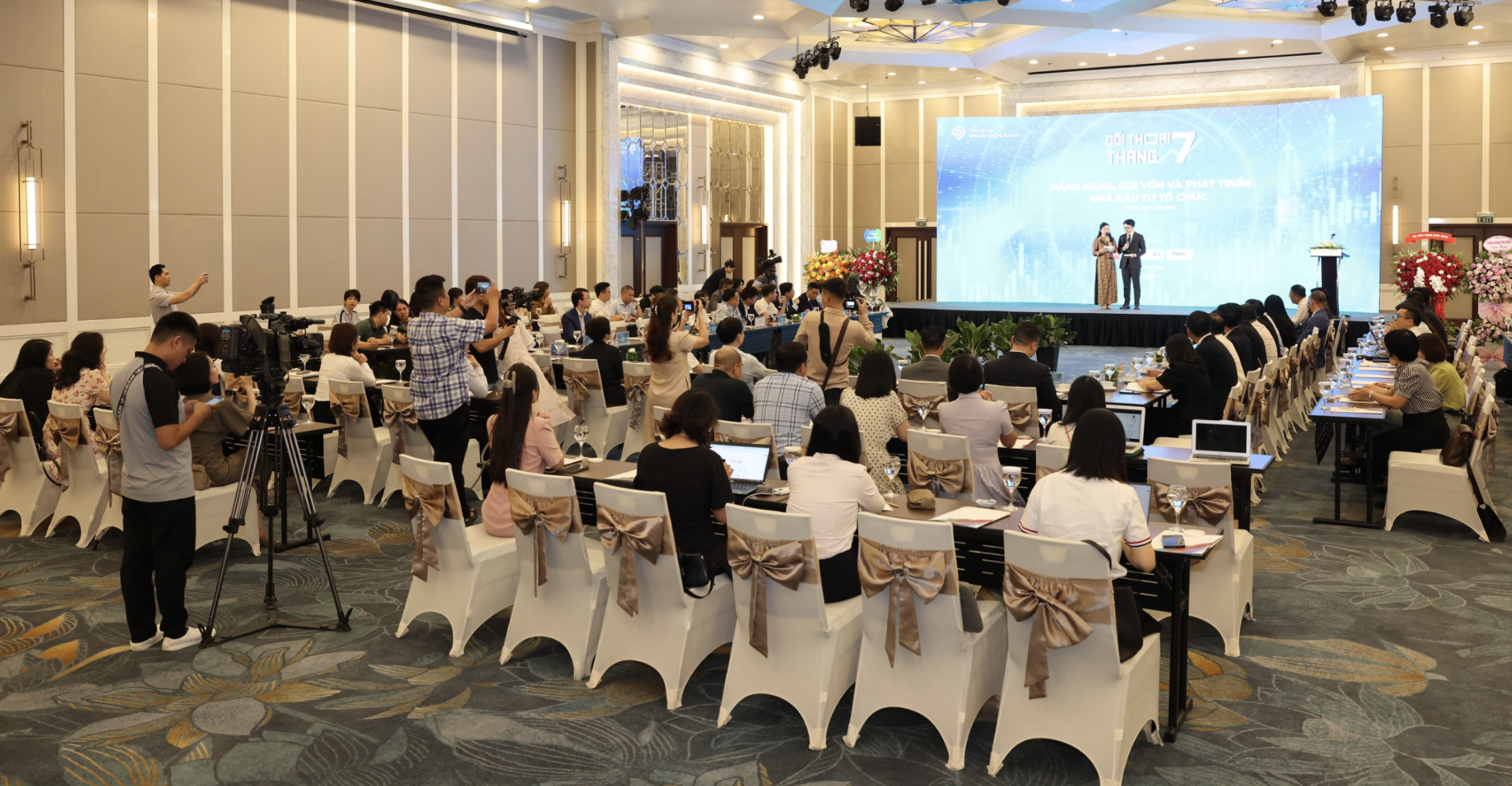 Toàn cảnh diễn đàn thường niên Đối thoại tháng 7 với chủ đề “Nâng hạng, gọi vốn và phát triển nhà đầu tư tổ chức”. 