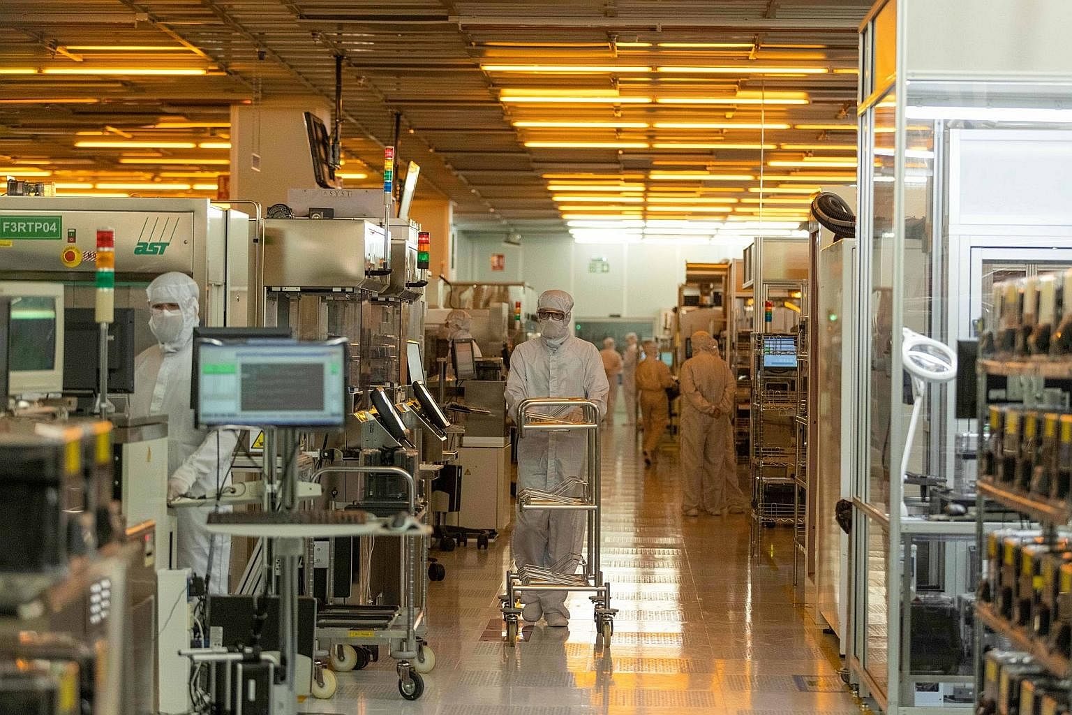Ngay từ năm 2021, ngành công nghiệp bán dẫn đã đóng góp gần 7% tổng sản phẩm quốc nội của Singapore và là xương sống của sản lượng sản xuất điện tử.