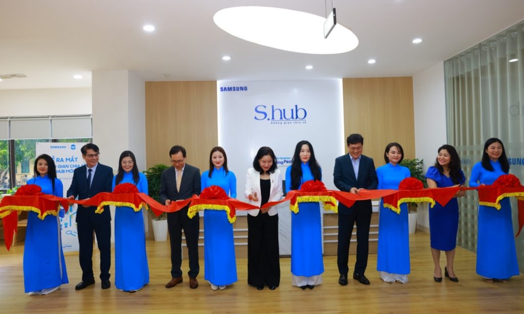 Các đại biểu cắt băng khánh thành không gian S-hub mới tại Thư viện quốc gia