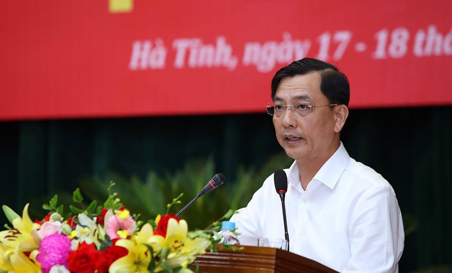Giám đốc Sở Kế hoạch và Đầu tư tỉnh Hà Tĩnh Trần Việt Hà đăng đàn trả lời chất vấn. 