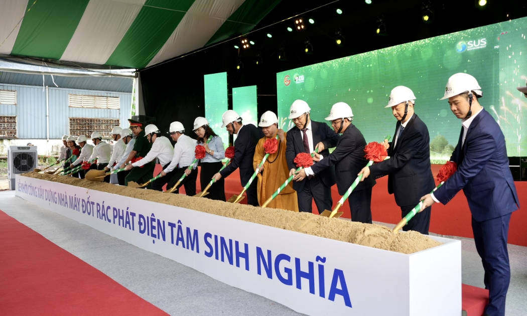Các đại biểu thực hiện nghi thức khởi công Nhà máy đốt rác phát điện Tâm Sinh Nghĩa.