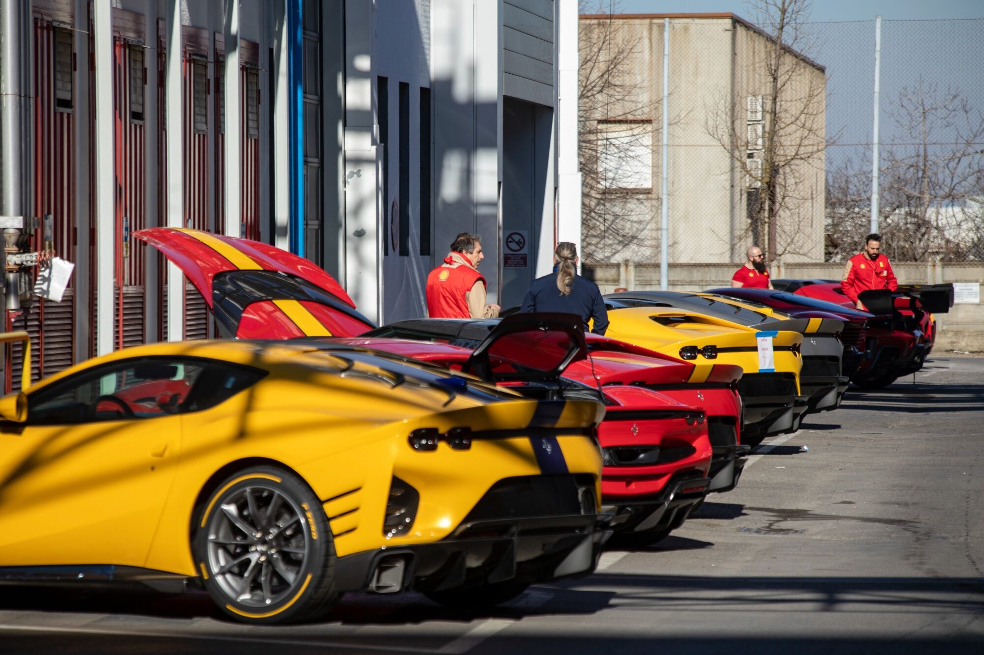 Những chiếc Ferrari tại một bãi đậu xe ở trụ sở hãng tại Maranello, Italy  - Ảnh: Bloomberg.