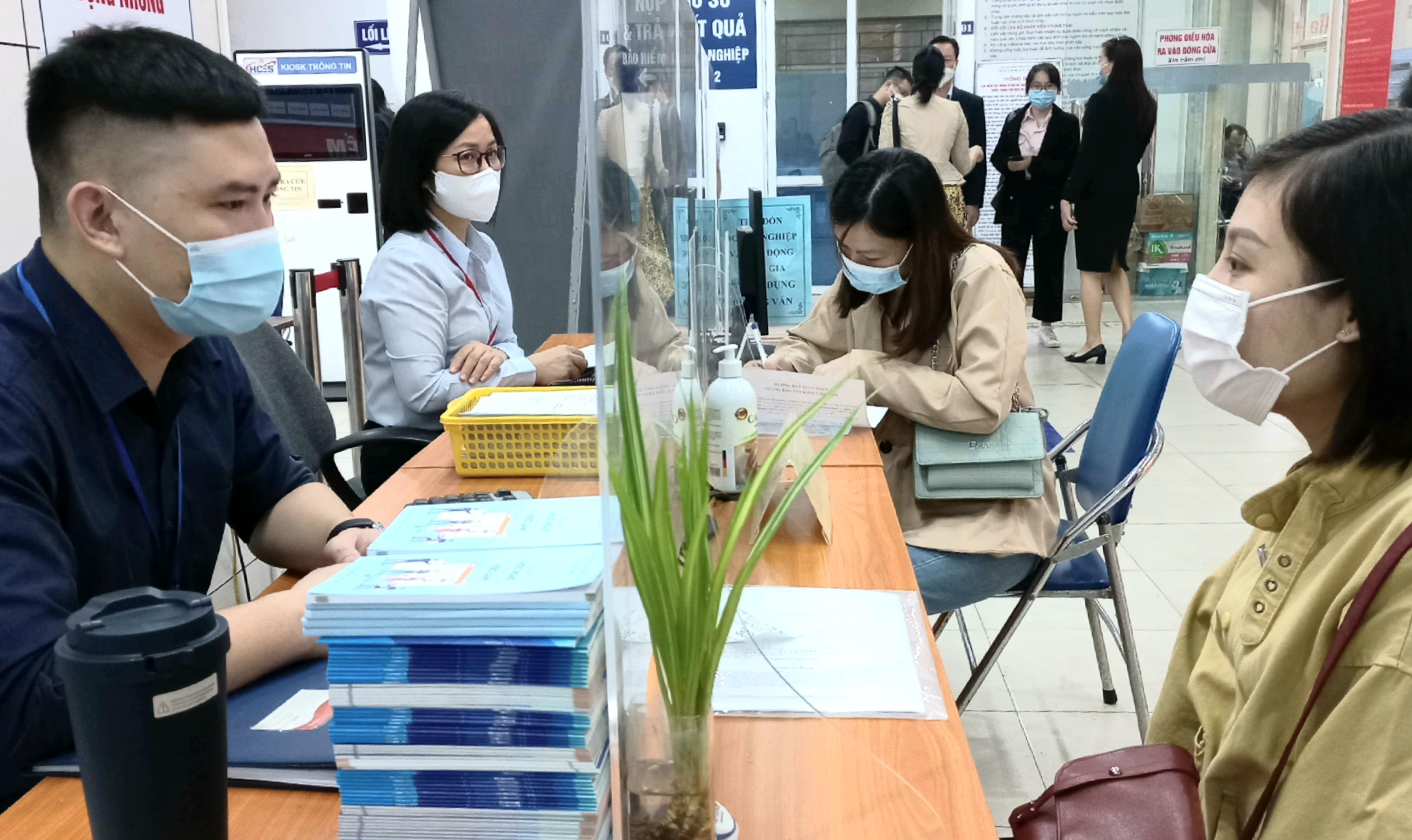 Người lao động làm thủ tục hưởng chế độ bảo hiểm thất nghiệp tại Hà Nội. Ảnh: N.Dương.