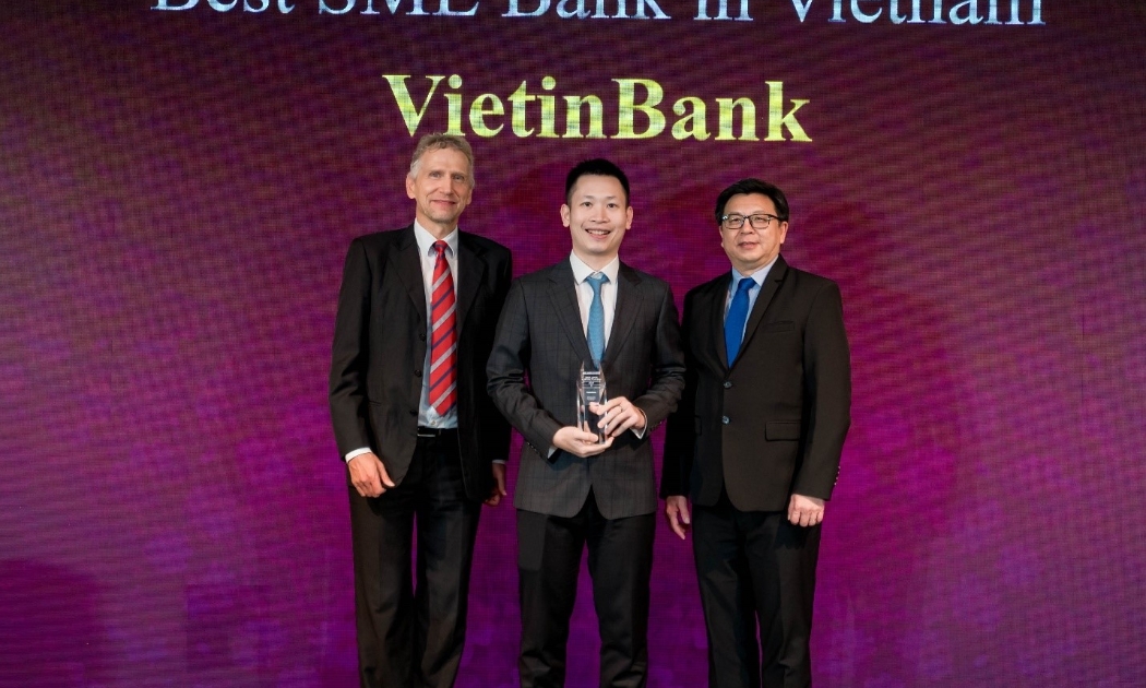 Giám đốc Ban Khách hàng Doanh nghiệp Vừa và nhỏ Lê Thanh Phương đại diện VietinBank nhận giải thưởng.