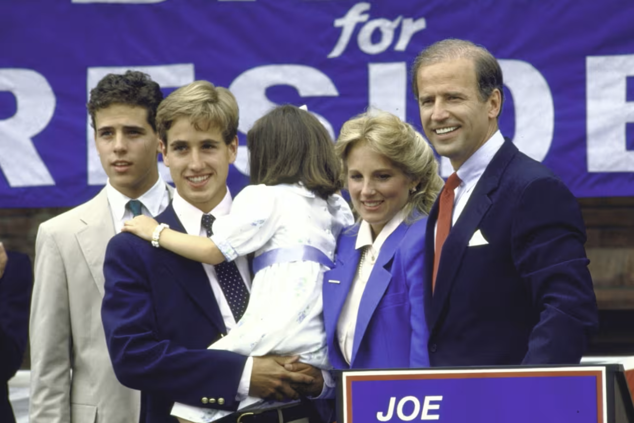 Ông Joe Biden (phải) cùng gia đình khi ông tranh cử tổng thống lần đầu tiên vào năm 1988 - Ảnh: Getty/FT.