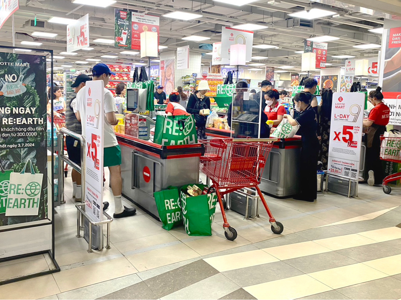 Các nhà bán lẻ chú trọng chuyển hướng hoạt động khuyến mãi vào những ngành hàng tiêu dùng thiết yếu.