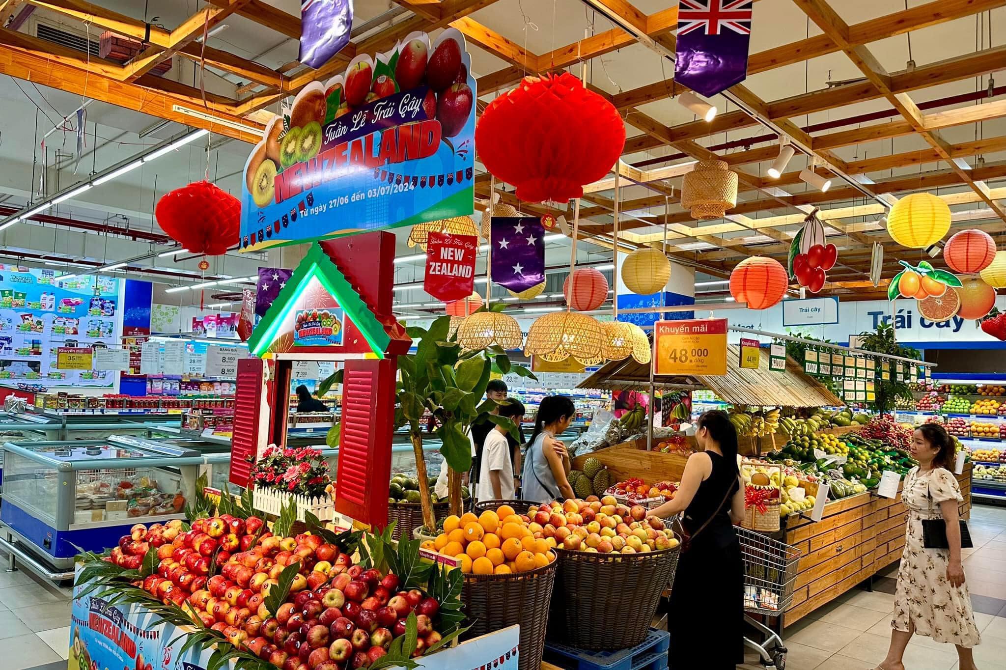 Trong suốt mùa hè, các nhà bán lẻ liên tục tung ra các chương trình khuyến mãi.