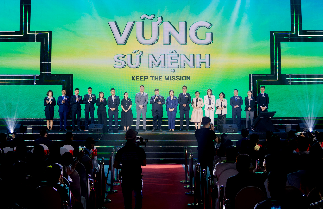 Ban l&atilde;nh đạo CF Holdings trong sự kiện ra mắt th&agrave;nh lập tập đo&agrave;n.