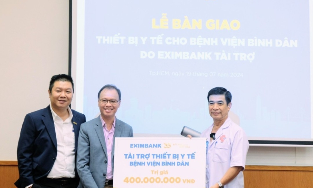 Ông Nguyễn Hồ Hoàng Vũ - Phó Tổng giám đốc Eximbank (thứ 2 từ trái sang) trao tặng thiết bị y tế trị giá 400 triệu đồng cho ông Lương Thanh Tùng, Bác sĩ chuyên khoa II, Phó Giám đốc Bệnh viện Bình Dân.
