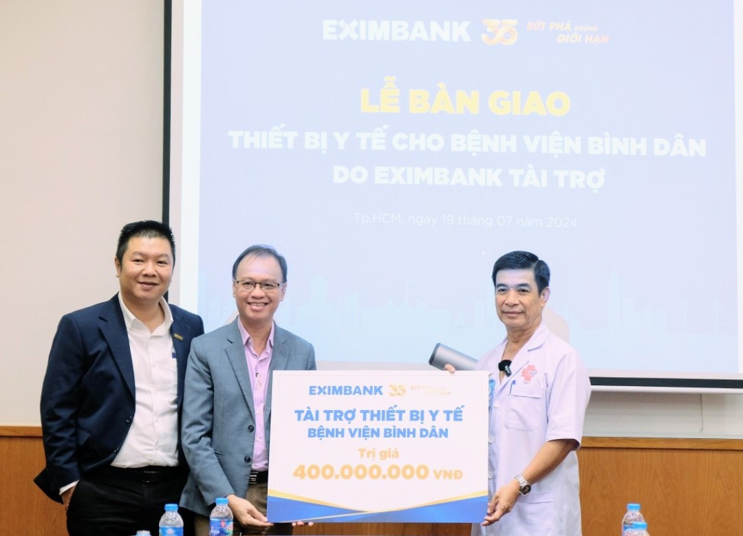 Ông Nguyễn Hồ Hoàng Vũ - Phó Tổng giám đốc Eximbank (thứ 2 từ trái sang) trao tặng thiết bị y tế trị giá 400 triệu đồng cho ông Lương Thanh Tùng, Bác sĩ chuyên khoa II, Phó Giám đốc Bệnh viện Bình Dân.