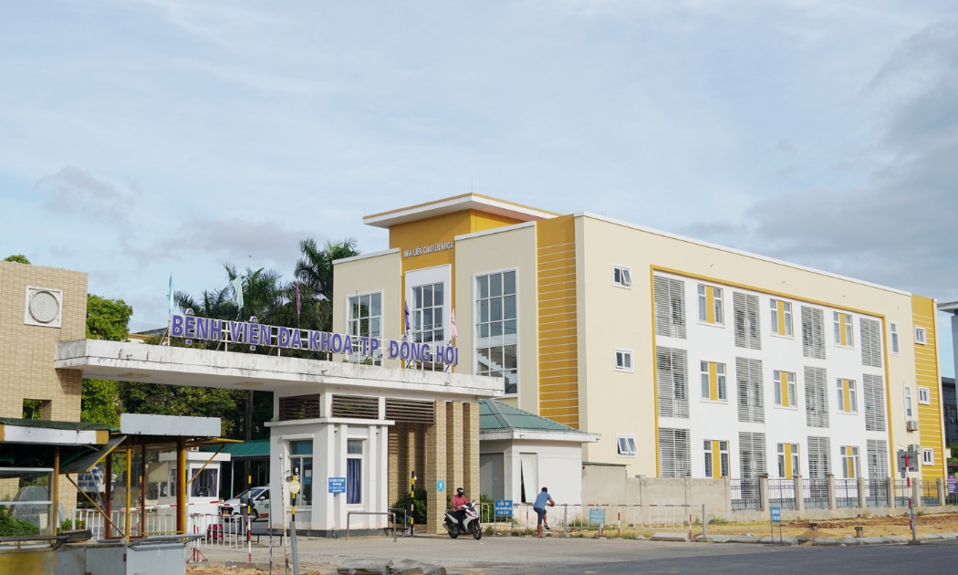 Bệnh viện đa khoa Đồng Hới là 1 trong 5 bệnh viện đa khoa tuyến huyện, thành phố được đầu tư nguồn vốn chương trình phục hồi và phát triển kinh tế - xã hội. Ảnh Nội Hà