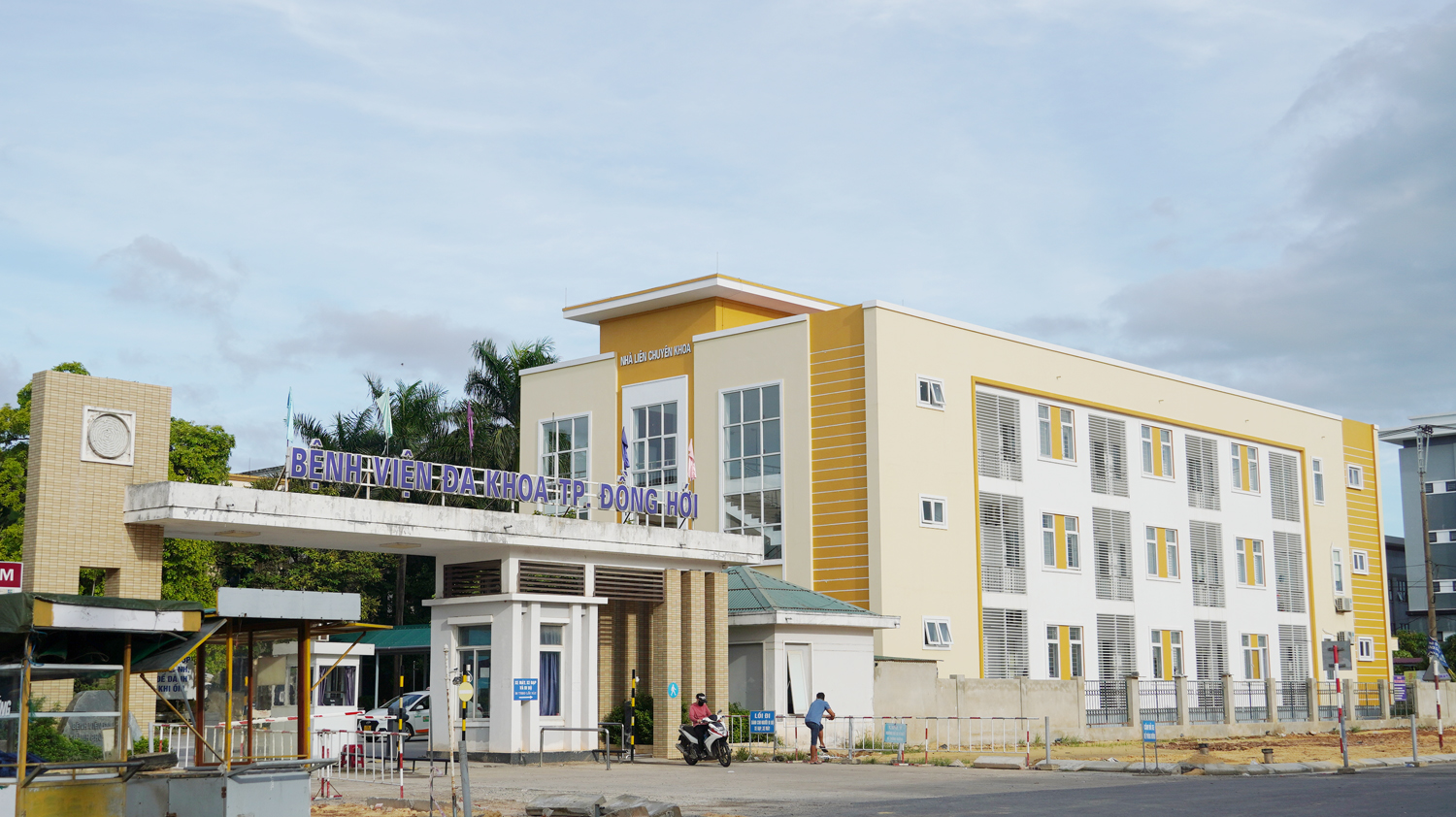 Bệnh viện đa khoa Đồng Hới là 1 trong 5 bệnh viện đa khoa tuyến huyện, thành phố được đầu tư nguồn vốn chương trình phục hồi và phát triển kinh tế - xã hội. Ảnh Nội Hà