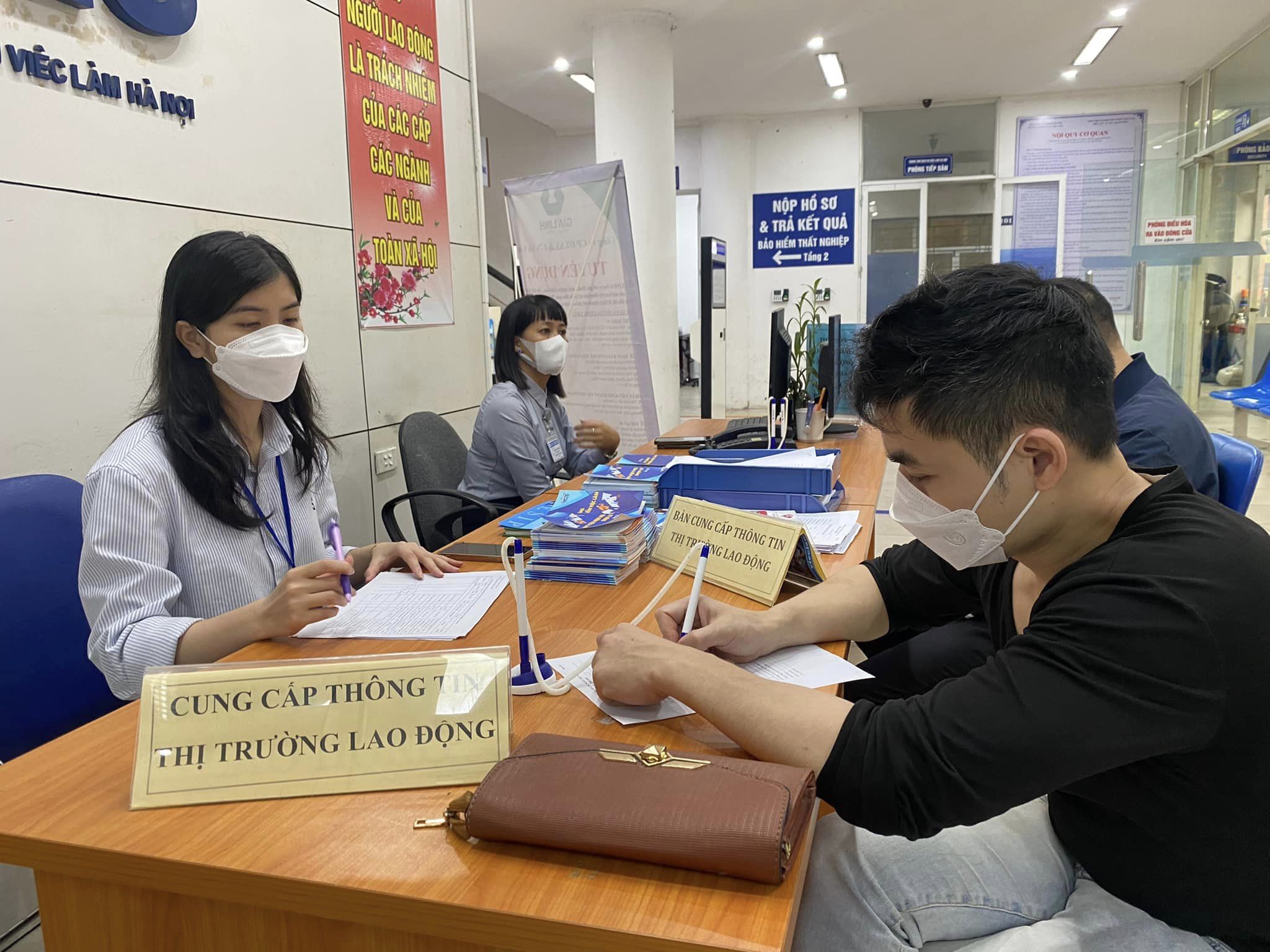 Người lao động đăng ký thông tin tìm kiếm việc làm. Ảnh: N.Dương.