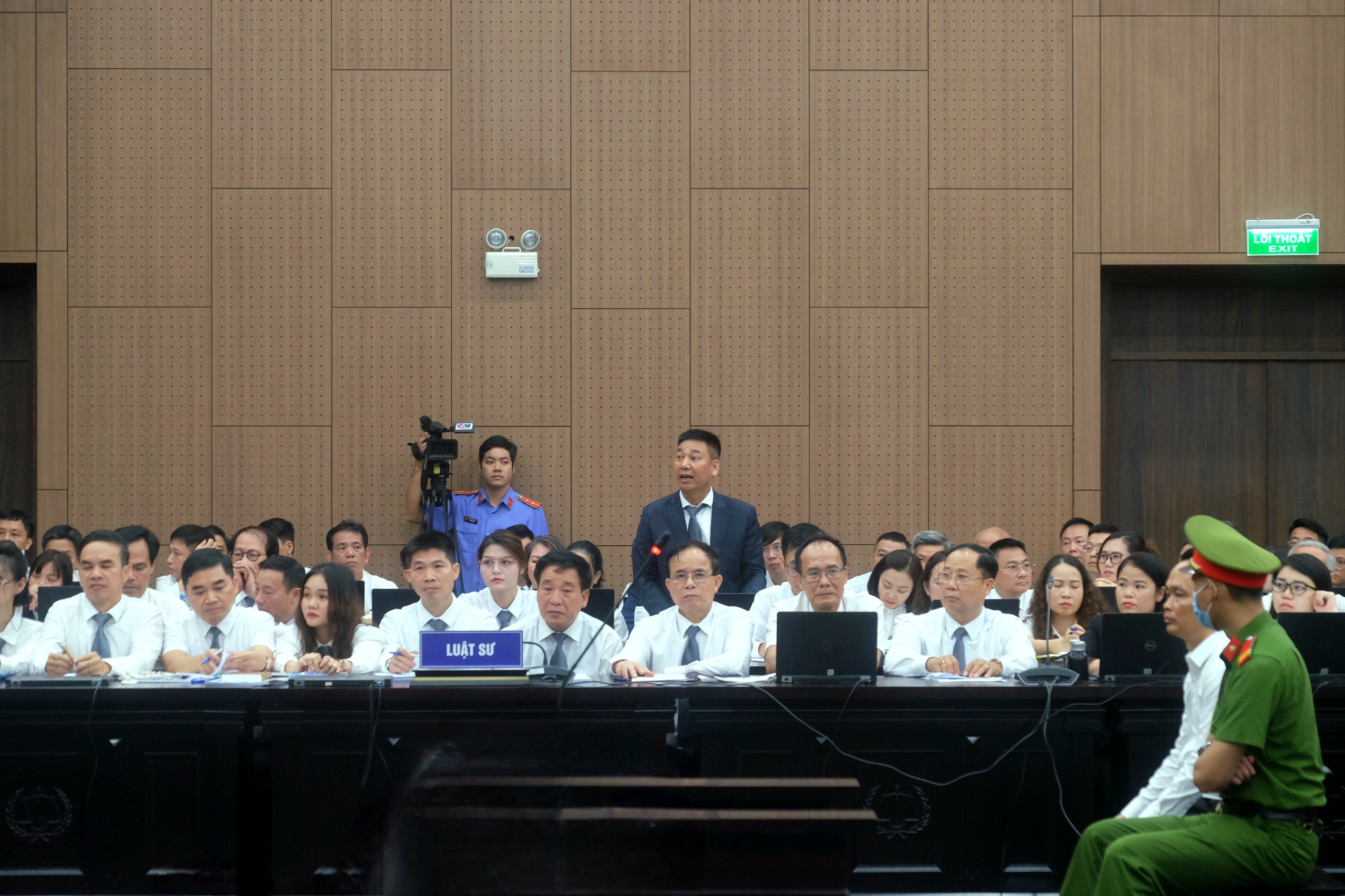 D&agrave;n luật sư b&agrave;o chữa tham gia tố tụng.