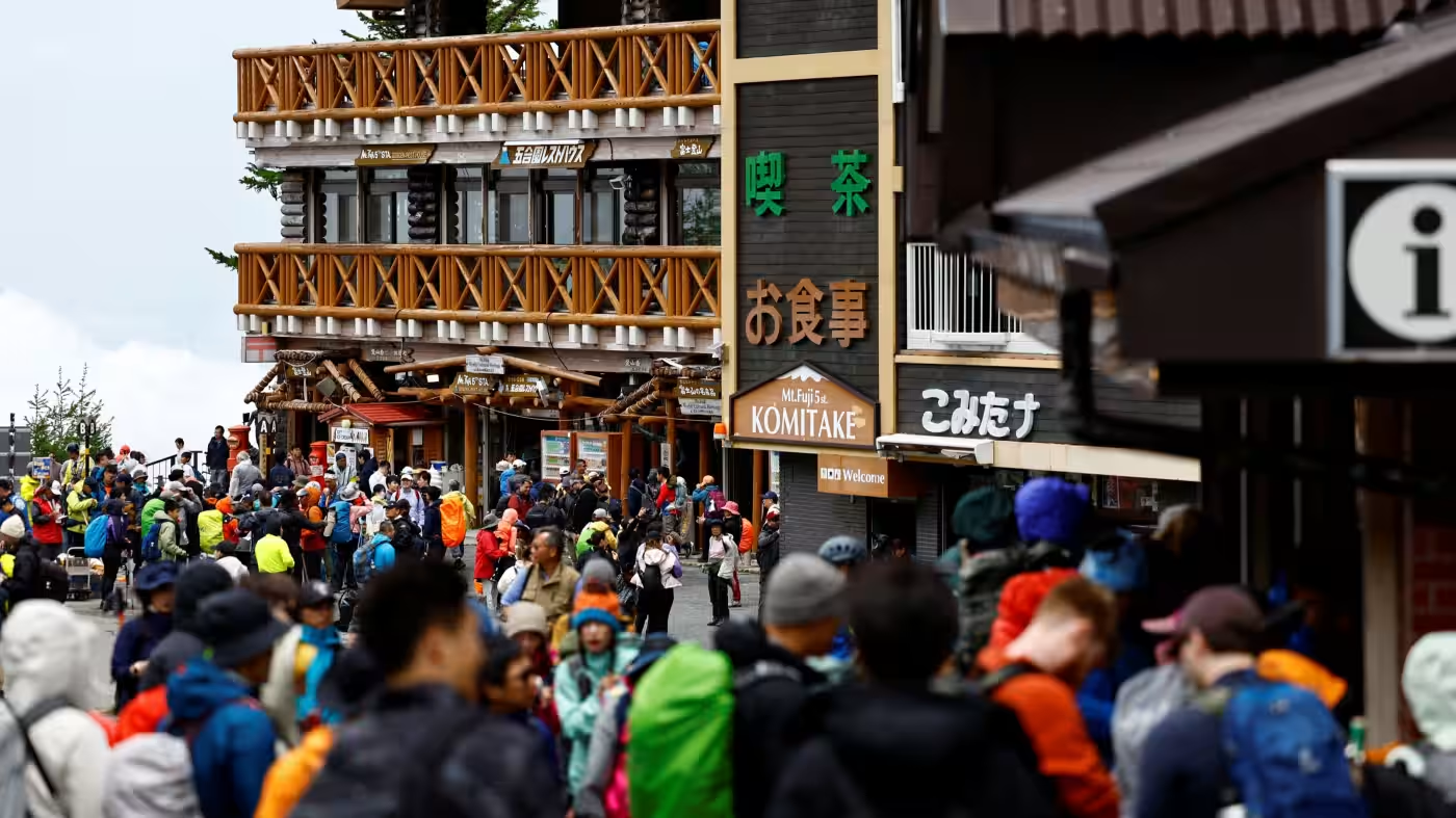 Đám đông du khách xếp hàng chờ lên núi Phú Sĩ. Ảnh: Nikkei Asia.