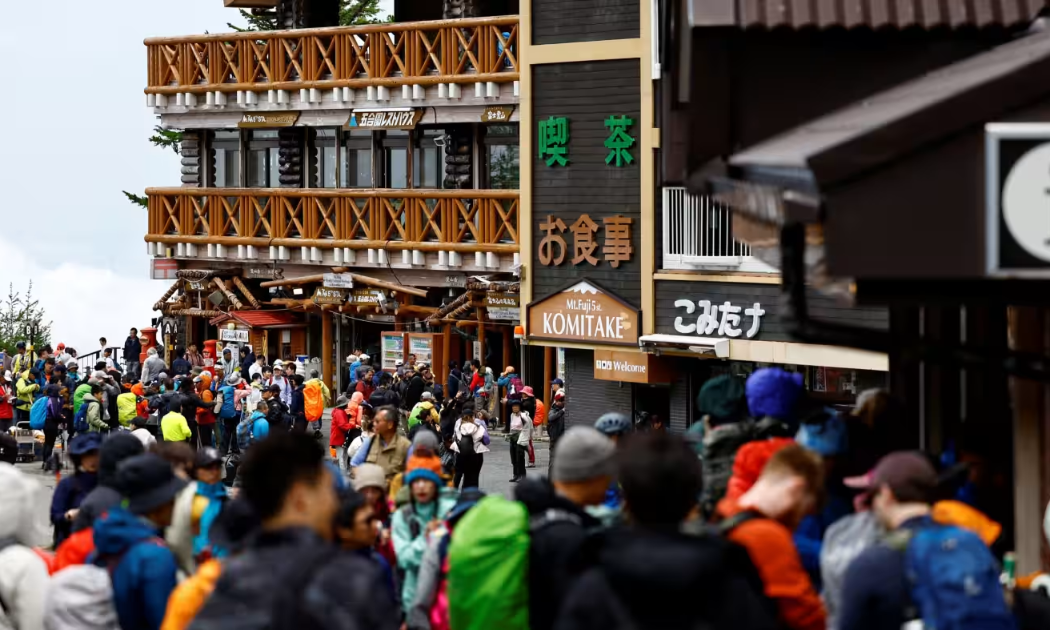 Đám đông du khách xếp hàng chờ lên núi Phú Sĩ. Ảnh: Nikkei Asia.