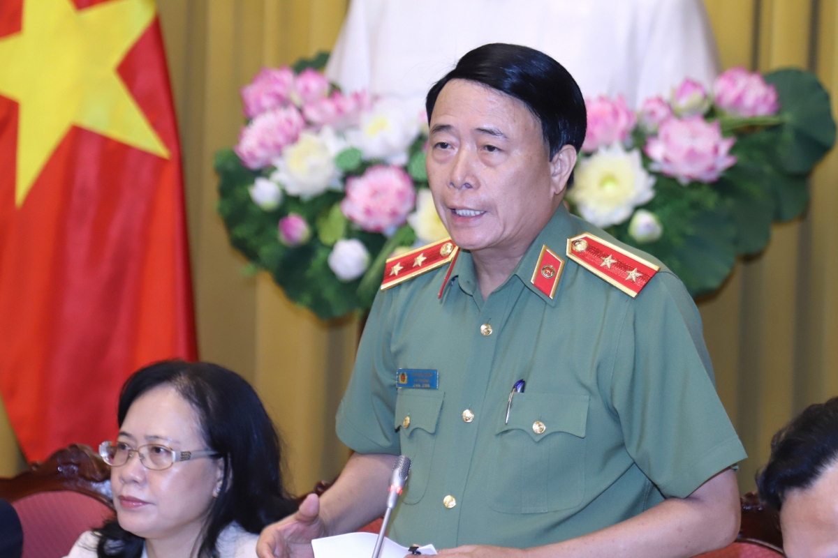 Trung tướng Lê Quốc Hùng, Thứ trưởng Bộ Công an thông tin về Luật Trật tự an toàn giao thông đường bộ; Luật Sửa đổi bổ sung một số điều của Luật Cảnh vệ; Luật Quản lý, sử dụng vũ khí, vật liệu nổ và công cụ hỗ trợ.