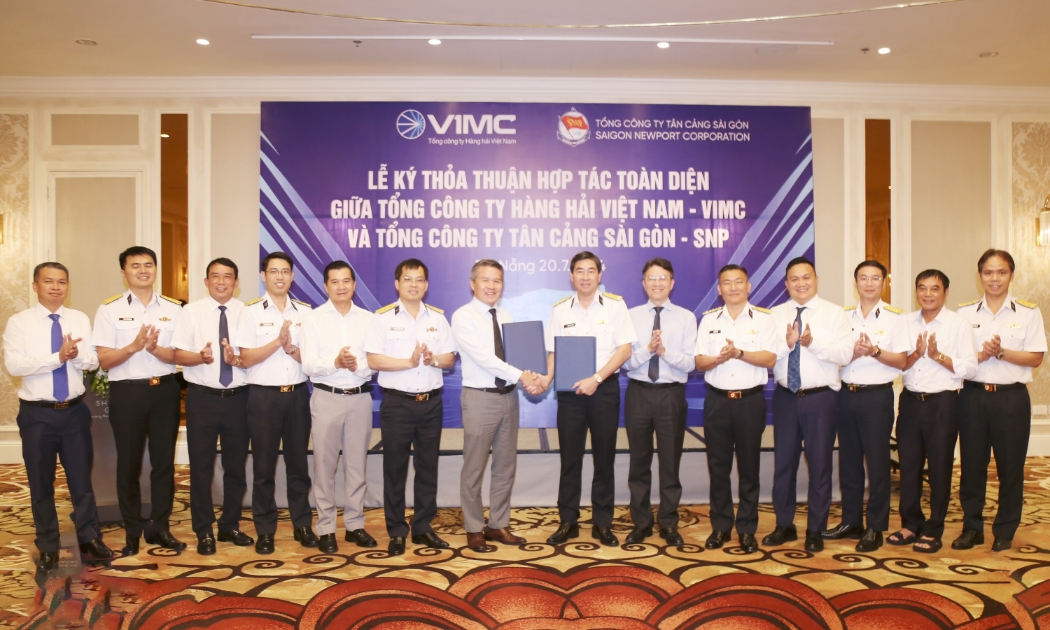 Lãnh đạo SNP và VIMC ký biên bản ghi nhớ hợp tác toàn diện. Ảnh: Công Hoan
