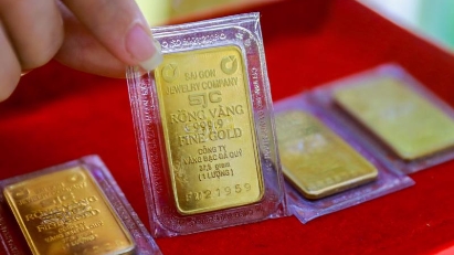 Domestic gold price drops following global trend