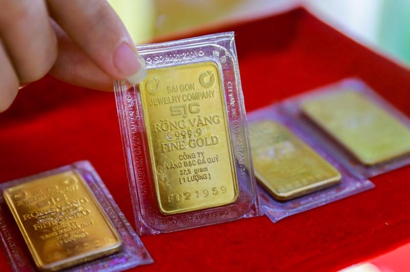 Domestic gold price drops following global trend
